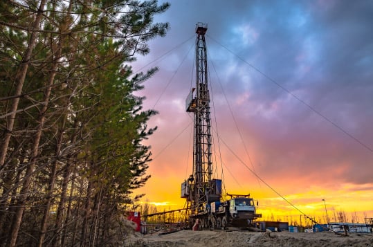 High-pressure injection of proppant-laden fluids is essential in hydraulic fracturing.