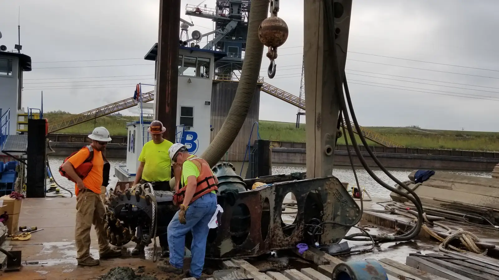 10-inch EDDY dredge pump deployed at the Budrovich site on the Mississippi River