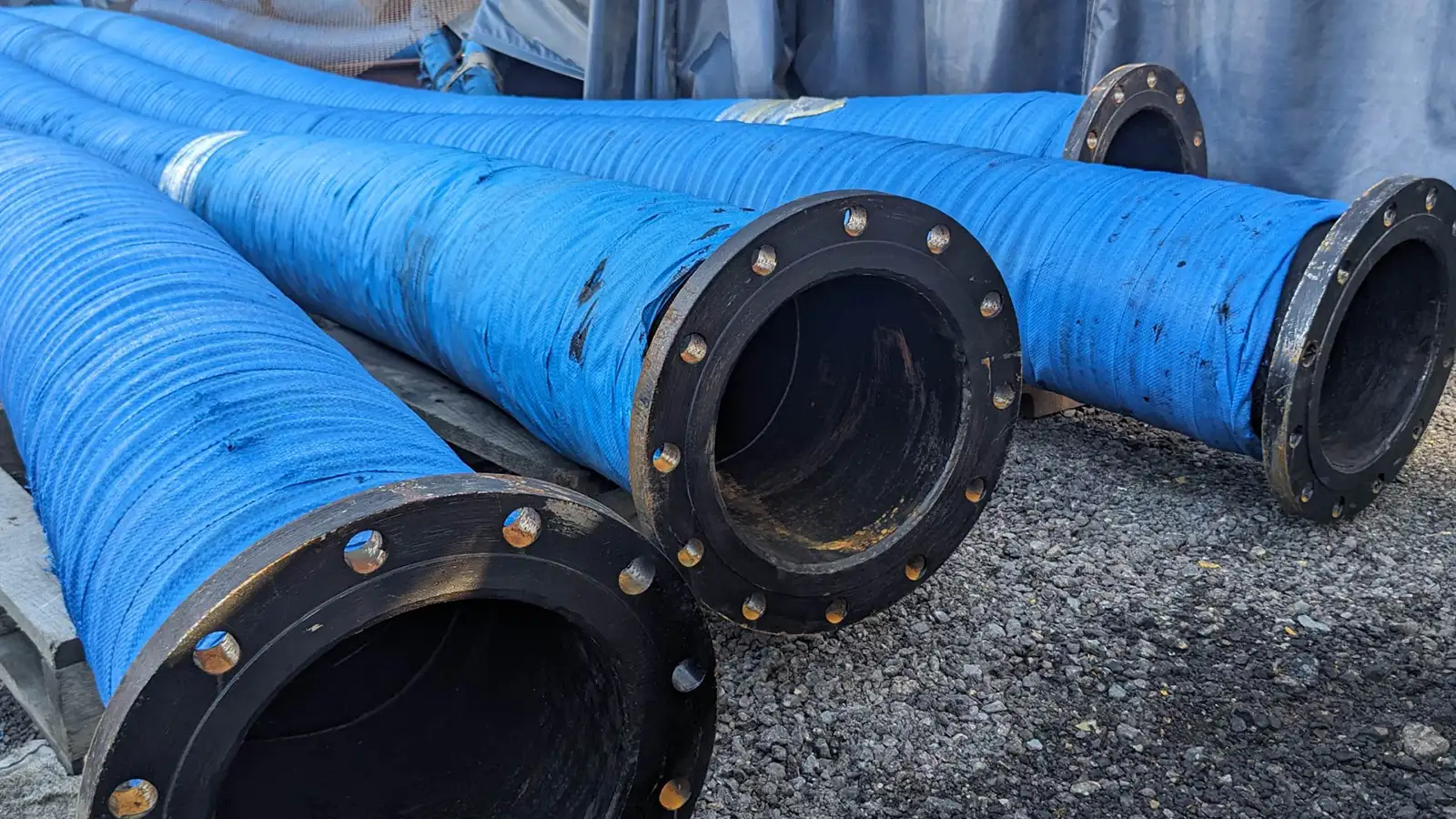 Industrial discharge hose for underwater dredging equipment and continuous slurry transport applications